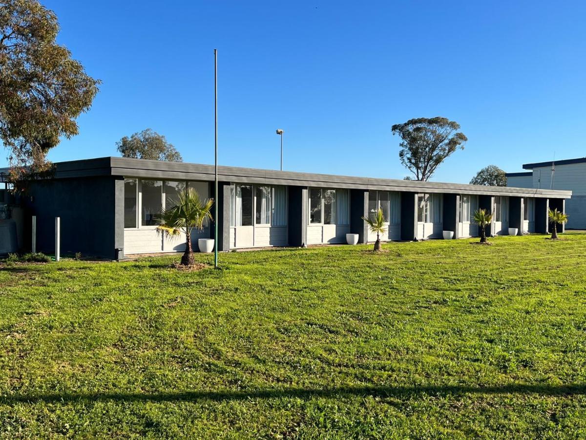 Happy Wanderer Motel Lake Boga On The Lake With Lake Views Exterior photo